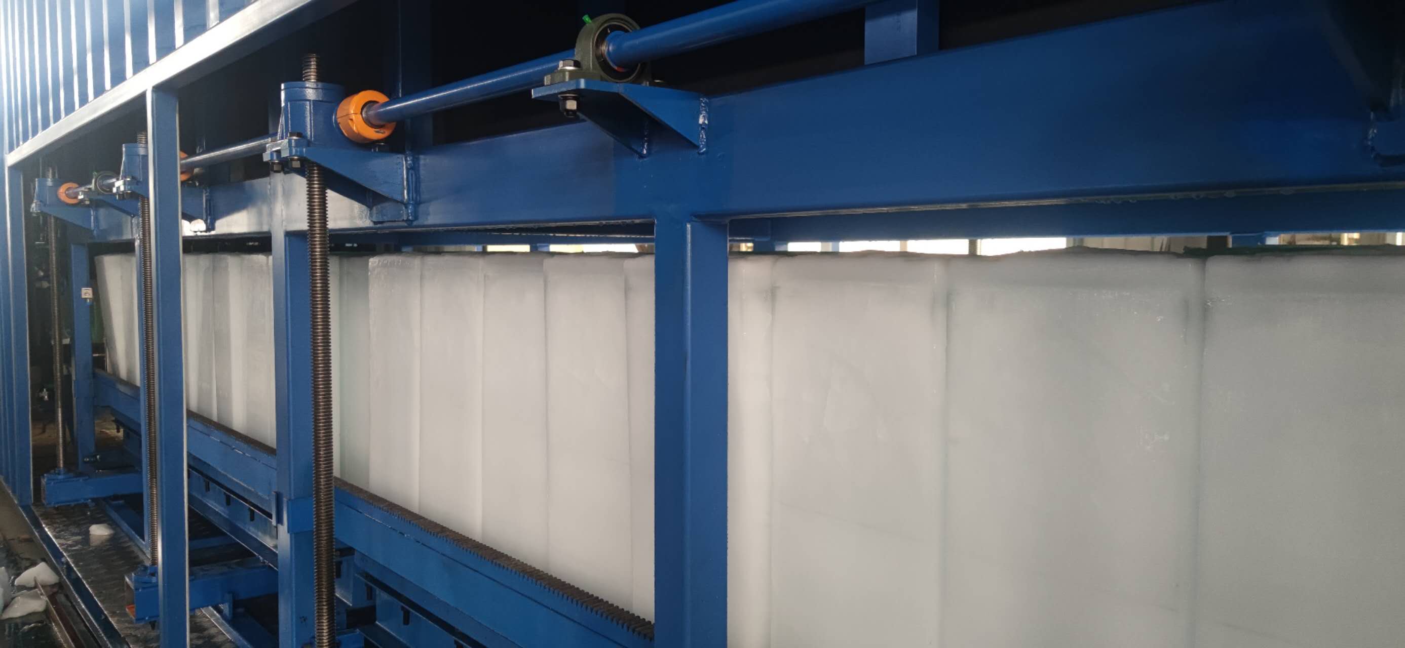 Direct cooling block ice machine harvest and lifting mechanism