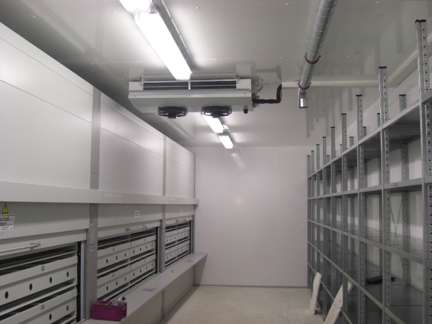 Compact chilled cold room with shelving and evaporator