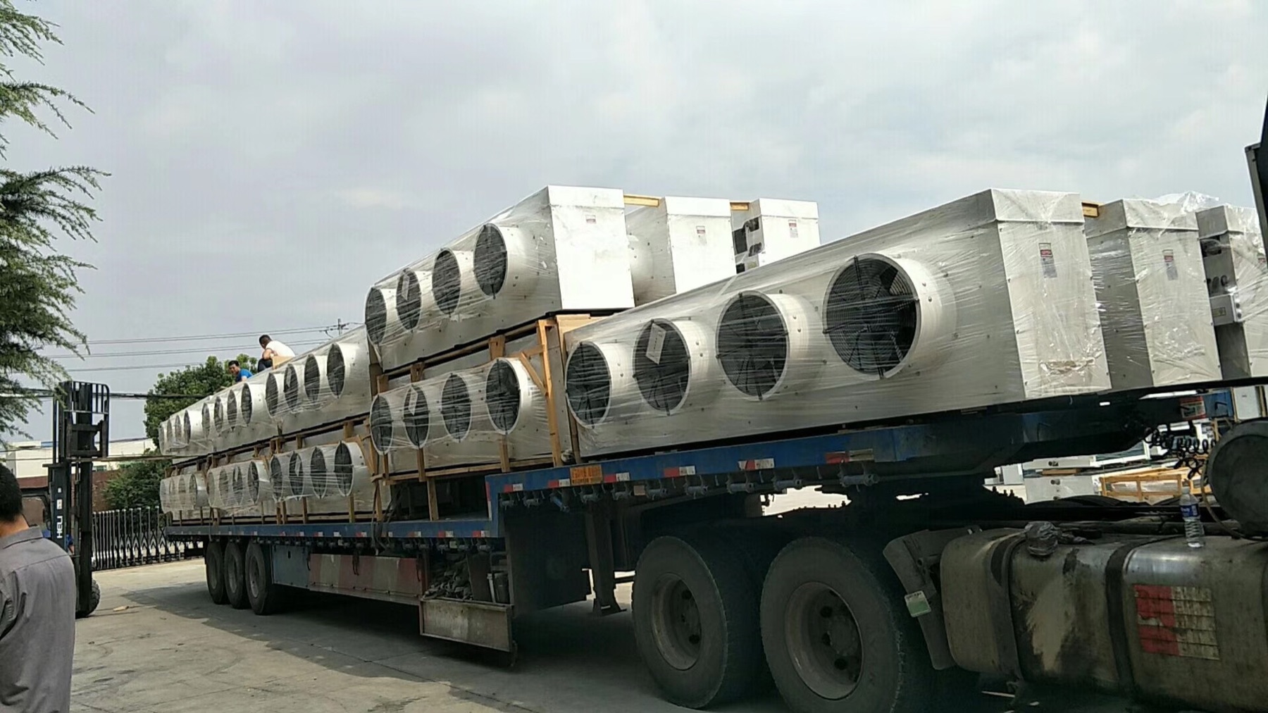 Low temperature evaporators for blast freezer airflow