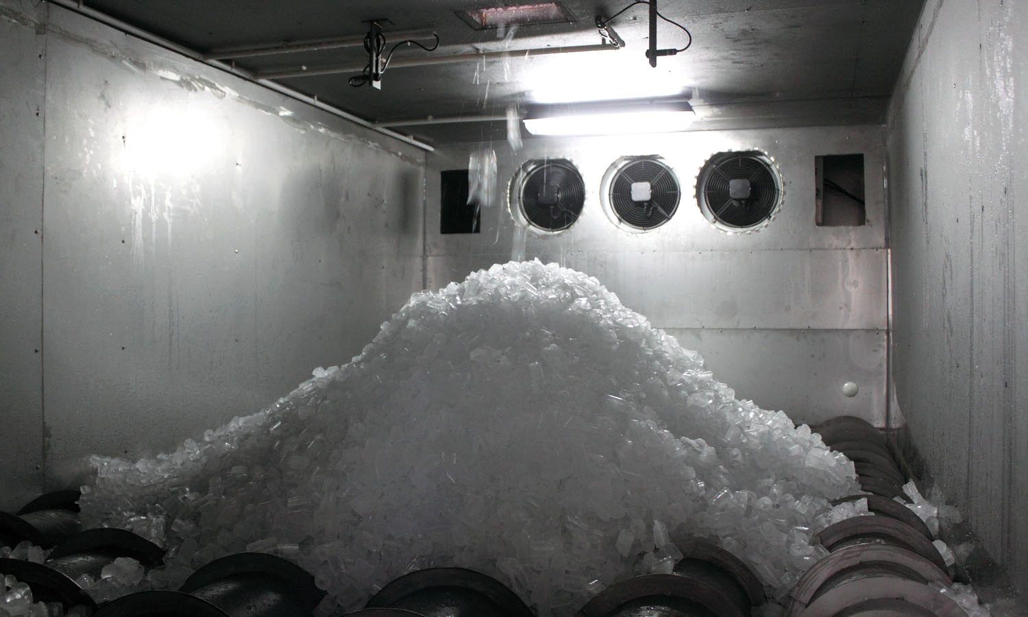 Concrete cooling plant ice storage and delivery conveyor