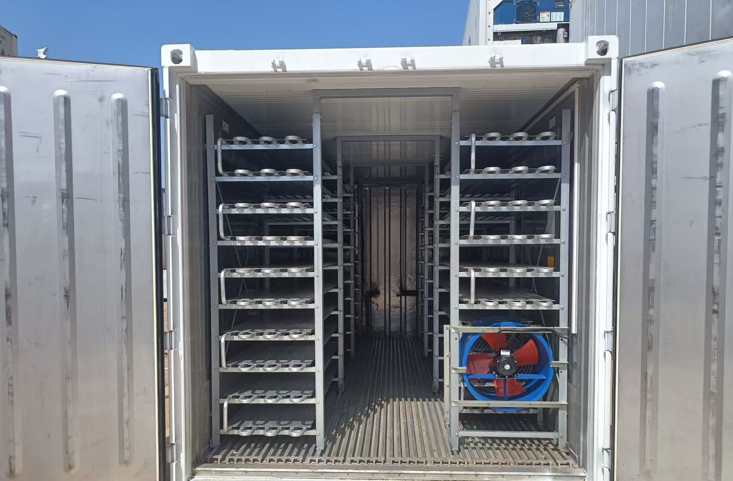 Reefer container airflow rack and internal circulation fan