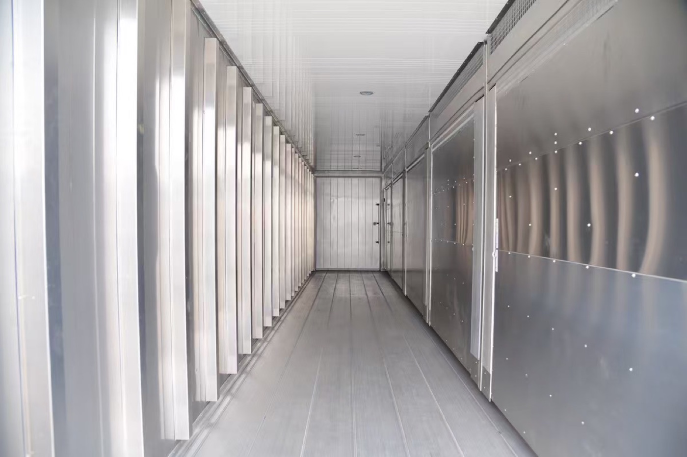 Interior insulated panels and clean floor inside reefer container