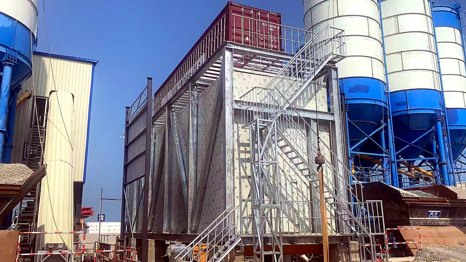 Concrete cooling plant with flake ice storage