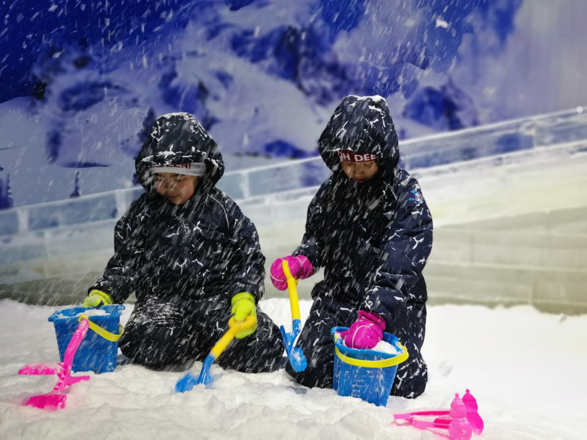 Four season snow park experience supported by snow making equipment