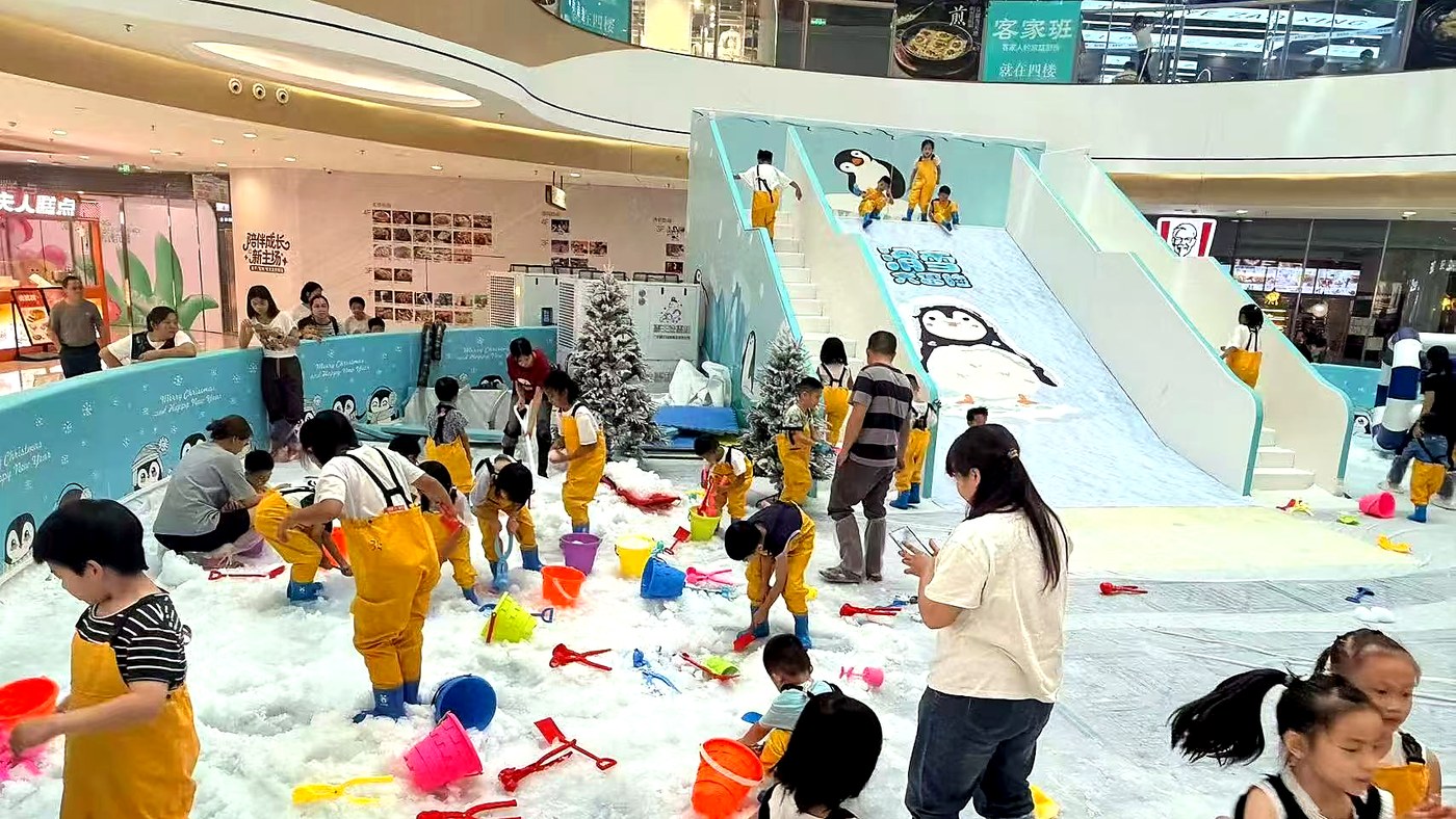 Commercial snow park playground with snow slide and indoor snow play area