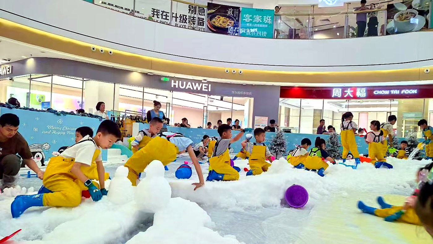 Indoor commercial snow play attraction using artificial snowmaking equipment