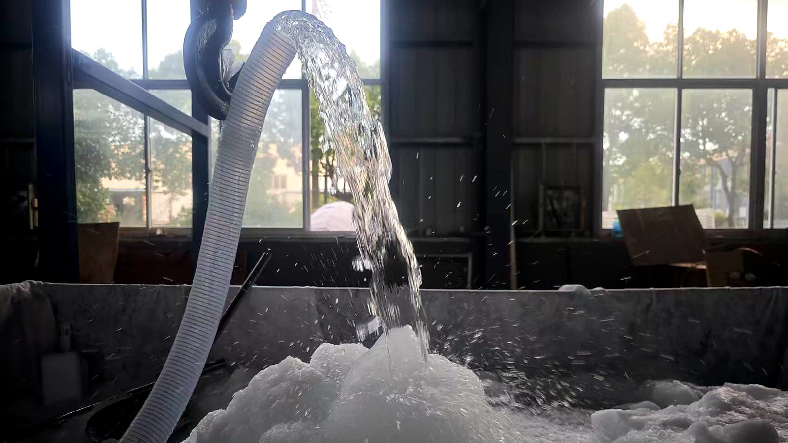 Supercooled water snowmaking process producing fluffy artificial snow