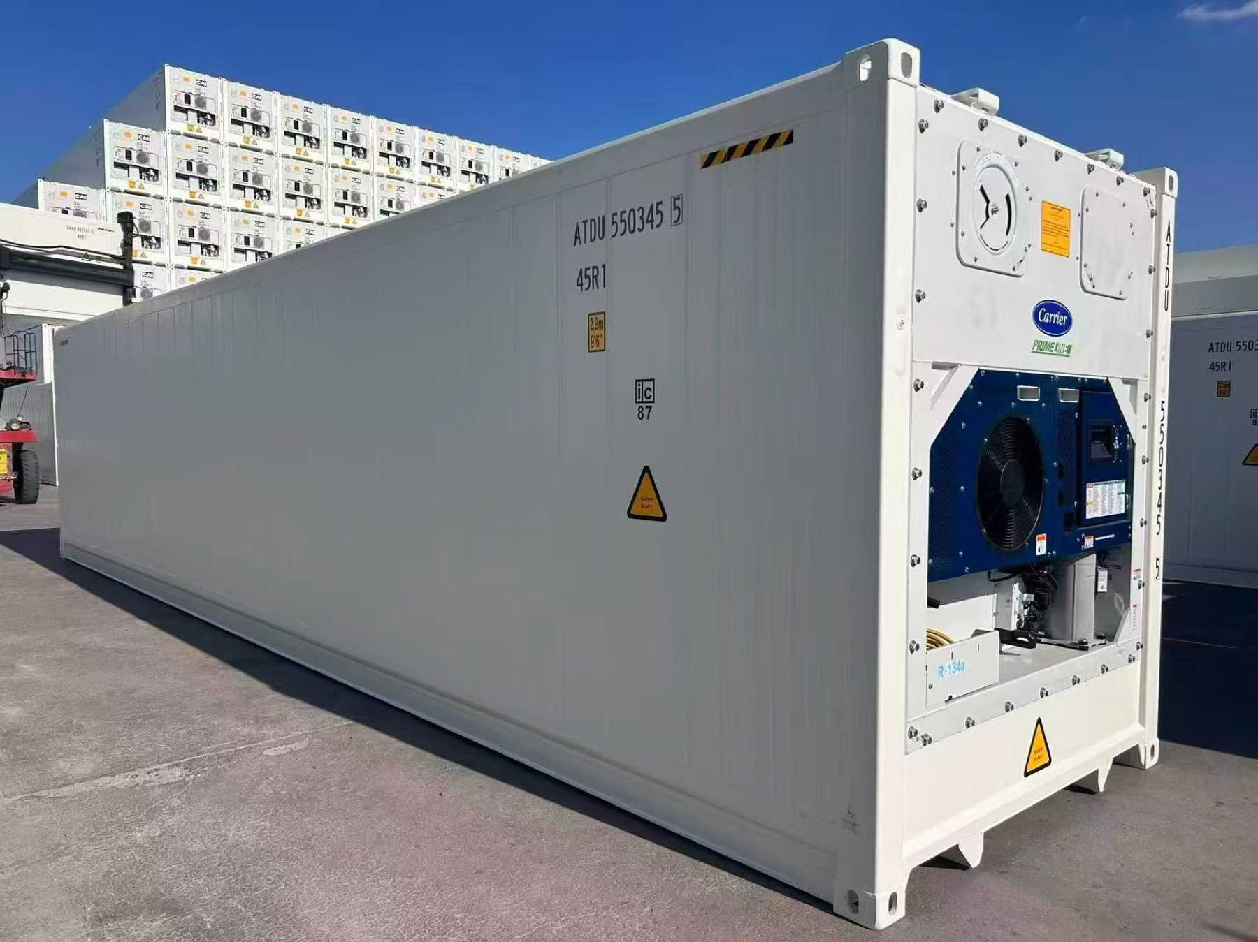 Refrigerated container cold storage with external refrigeration unit
