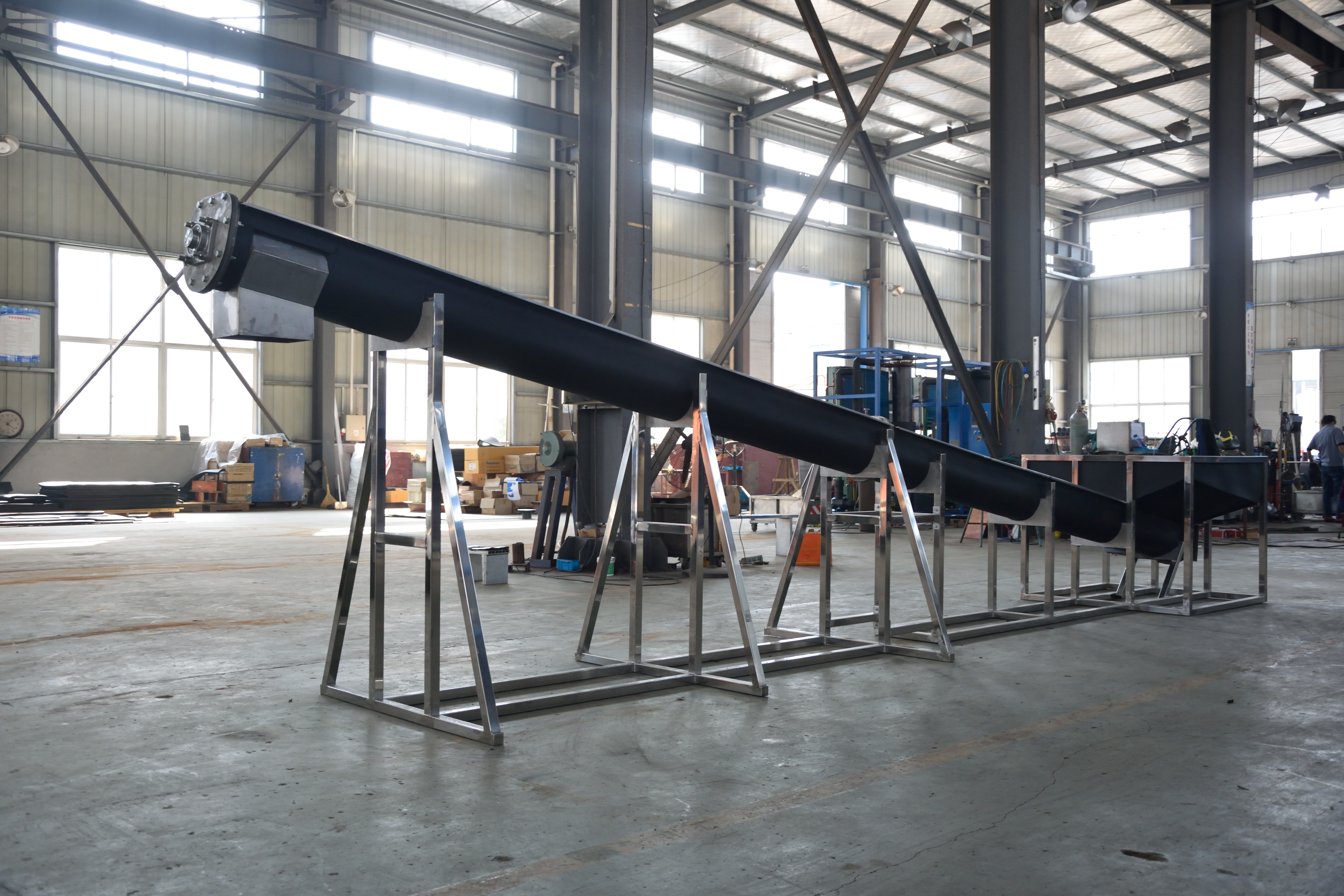 Ice delivery conveyor prepared for an industrial cooling system