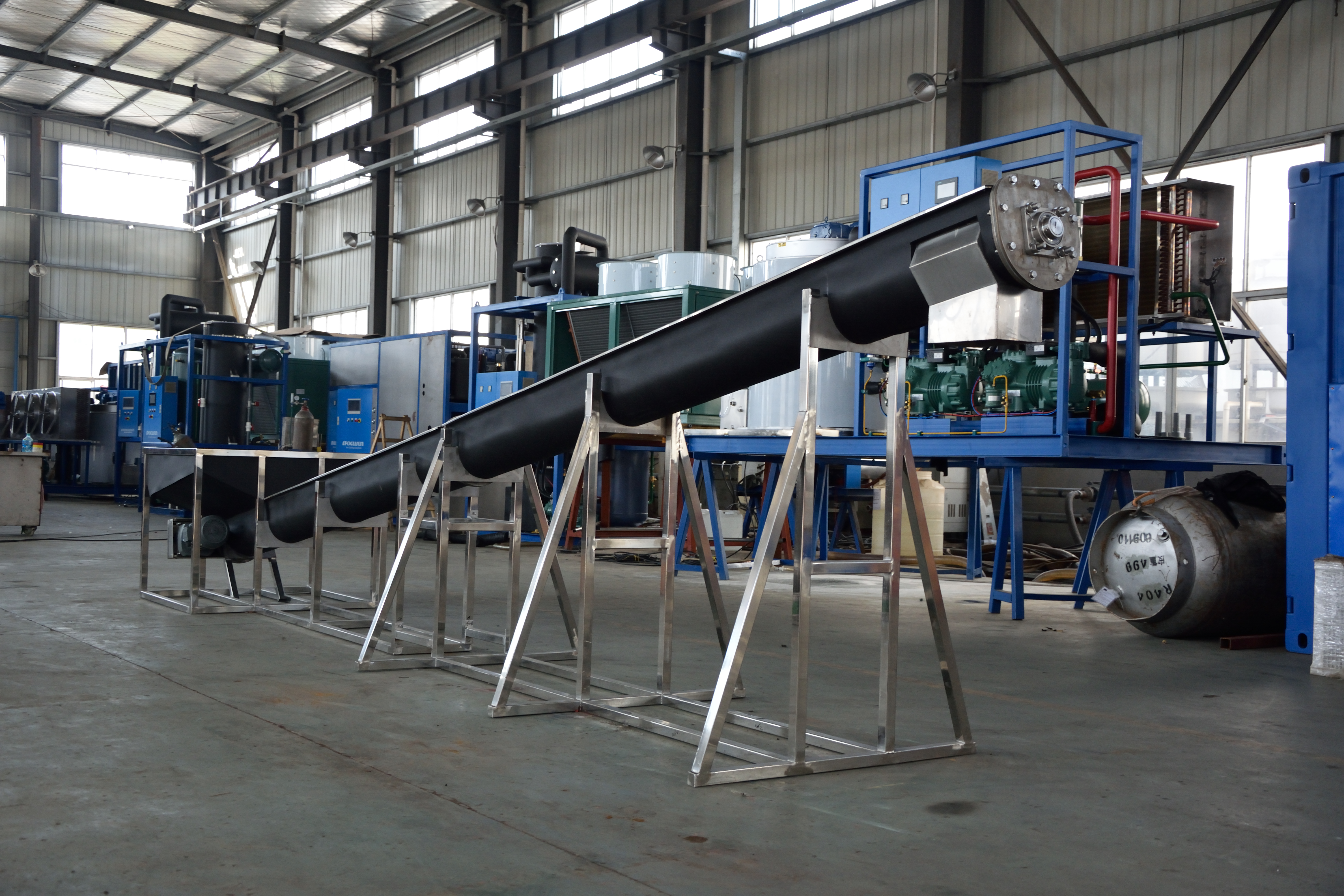 Ice conveyor and refrigeration equipment assembled in a production workshop